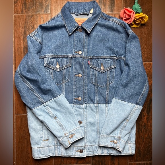 Levi’s Baggy Trucker Two-Tone Denim Jacket - Picture 3 of 8